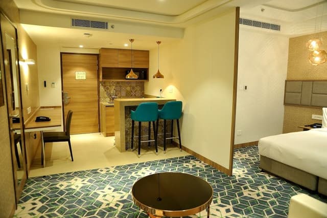 Suite, 1 King Bed, Kitchenette (High Floor)