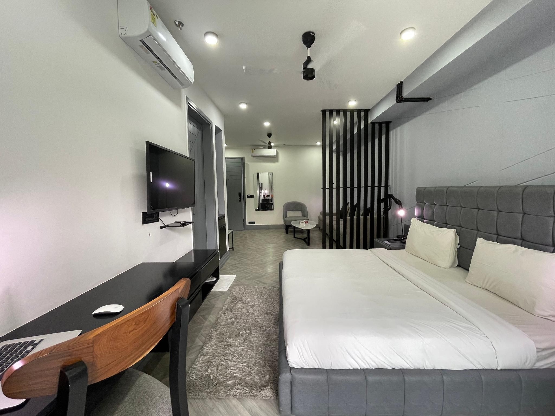 BedChambers Serviced Apartment, Huda City Metro3