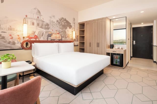 Standard Room, 1 King Bed