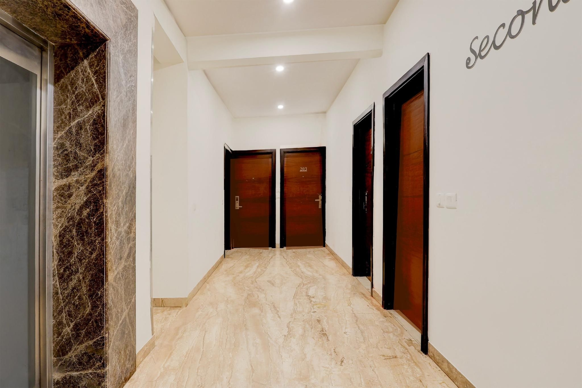 ทาวน์เฮาส์ โฮเทล เซก-54 กอล์ฟ คอร์ส โร้ด (Townhouse Hotel Sec- 54 Golf Course Road)2