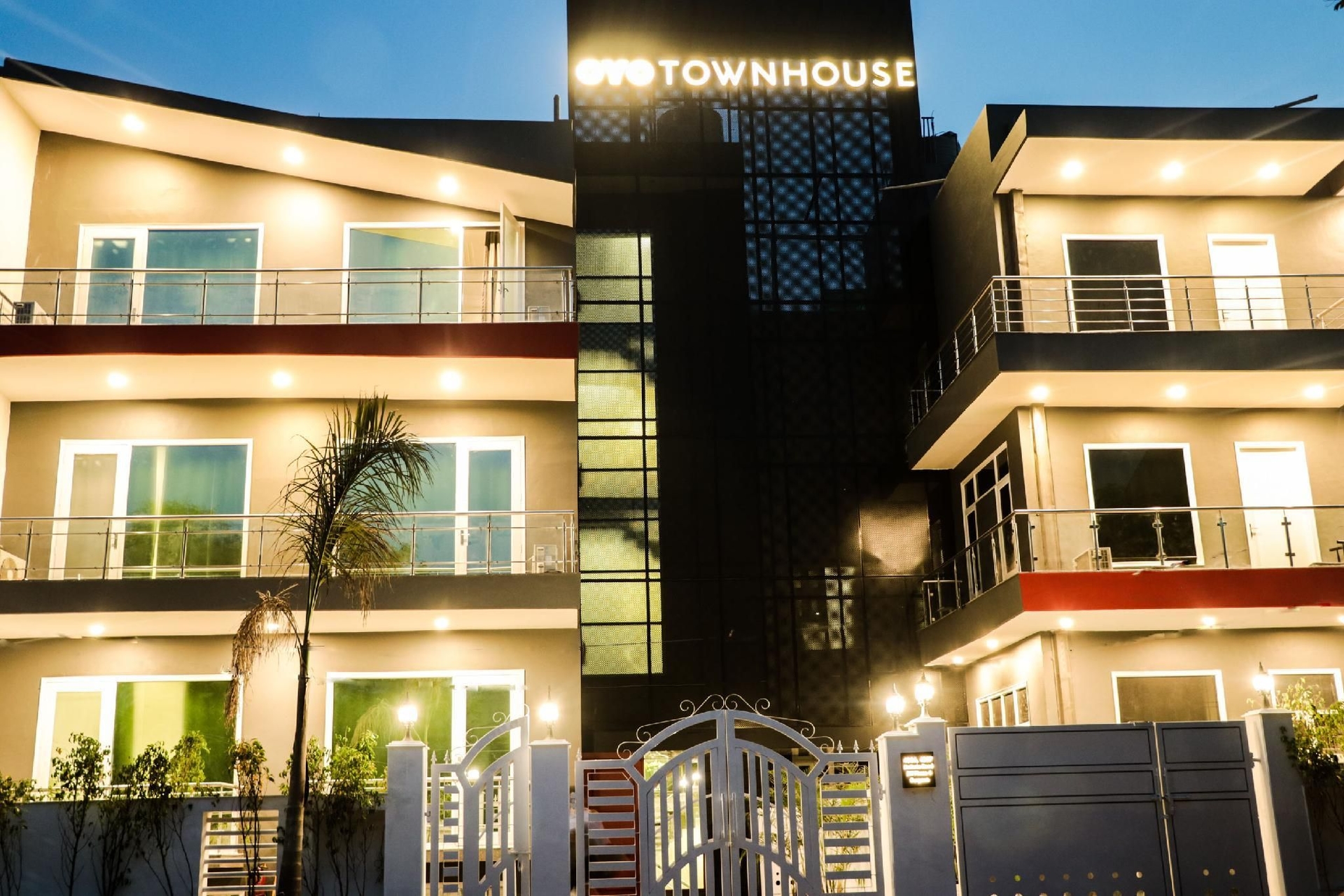 ซูเปอร์ ทาวน์เฮาส์ แกลเลอเรีย มาร์เก็ต เนียร์ กอล์ฟ คอร์ส โรด (Super Townhouse Galleria Market Near Golf Course Road)0