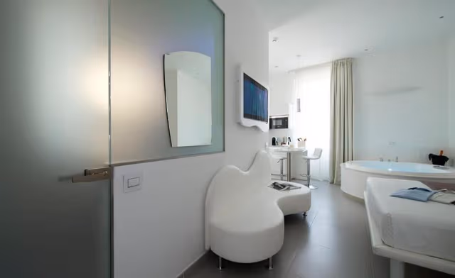 Studio, Jetted Tub