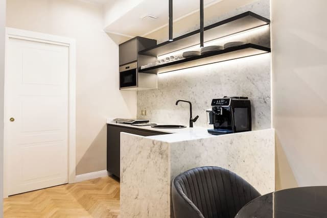 Spanish Steps Modern Gem 1BR (Via della Vite 23)