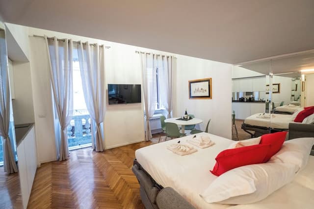Spanish Steps Romantic Nest with Balcony (Via Gregoriana 46)