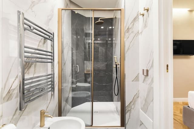 Spanish Steps Modern Gem 1BR (Via della Vite 23)