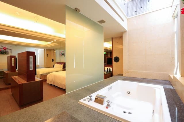 Classic Double Room, 1 King Bed, Jetted Tub