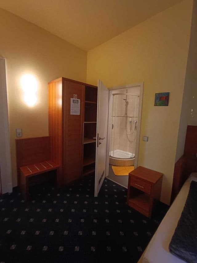 Comfort Room, Corner