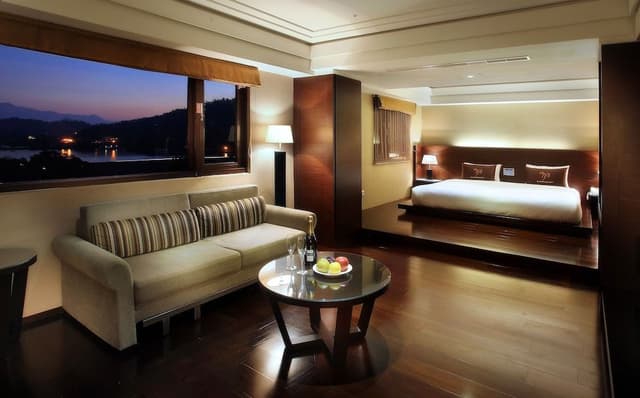 Suite, 1 King Bed, Lake View