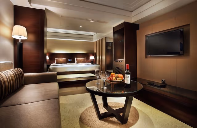 Suite, 1 King Bed, Lake View