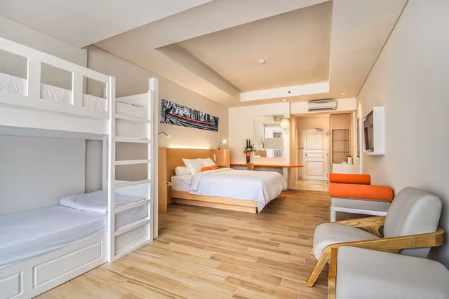 Room, Pool Access (HARRIS)