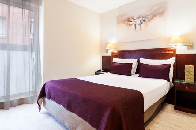 DOUBLE WITH DOUBLE BED