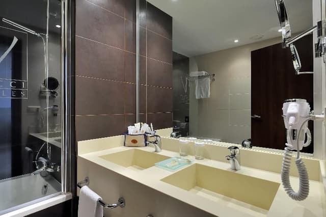 SUITE CAPACITY 5