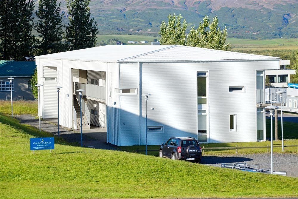 Golden Circle Apartments0