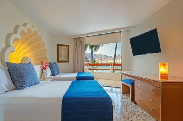 FAMILY ROOM PARTIAL OCEAN VIEW
