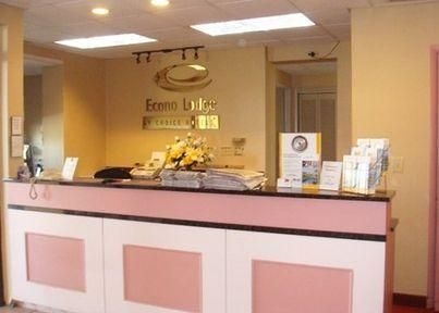 Econo Lodge3