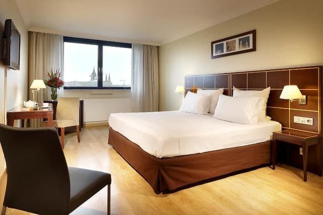 DOUBLE WITH DOUBLE BED