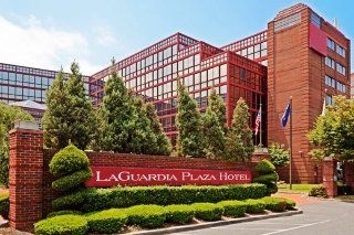 La Guardia Plaza Hotel3
