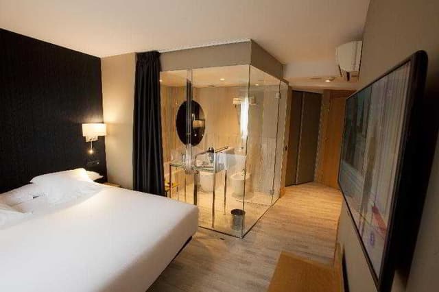 DOUBLE WITH DOUBLE BED