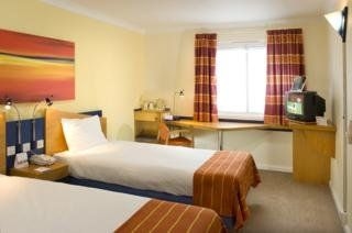Holiday Inn Express Dartford Bridge1