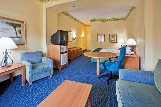 Holiday Inn Express & Suites Lake BuenaVista East2