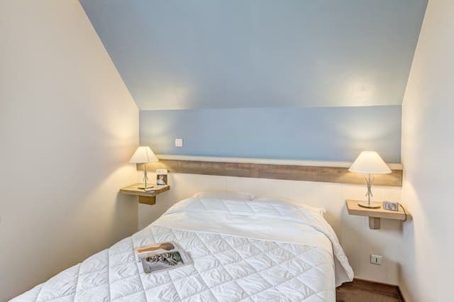 HOUSE CAPACITY 8 THREE BEDROOMS