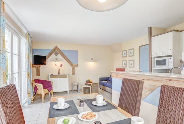 HOUSE CAPACITY 8 THREE BEDROOMS