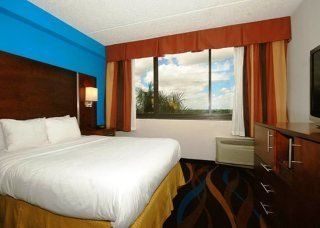 Comfort Suites Airport & Cruise Port4