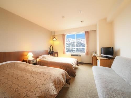 Standard Twin Room with Mountain View