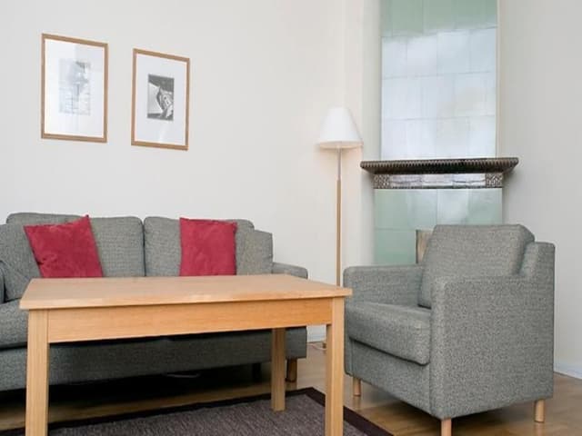 STUDIO QUEEN SIZE BED