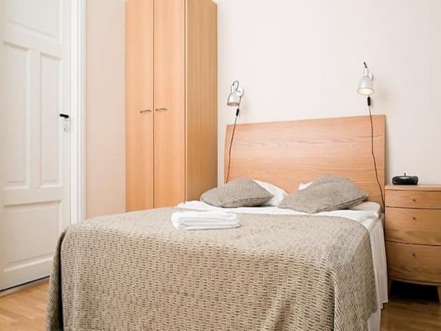 STUDIO QUEEN SIZE BED