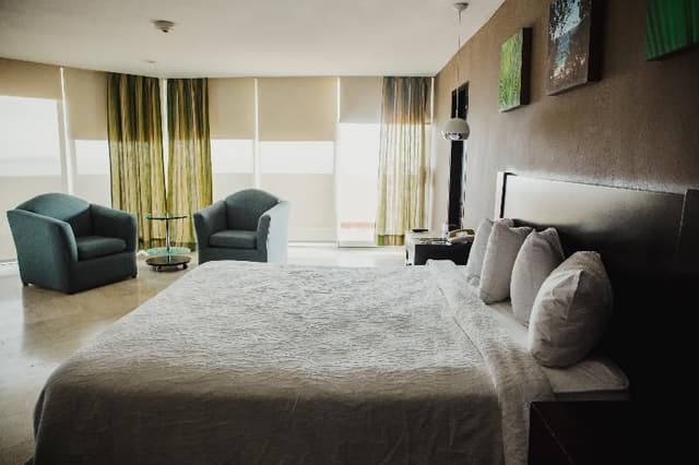 SINGLE KING SIZE BED