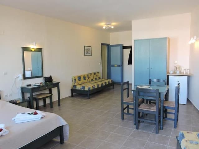 FAMILY ROOM CAPACITY 5 ONE BEDROOM
