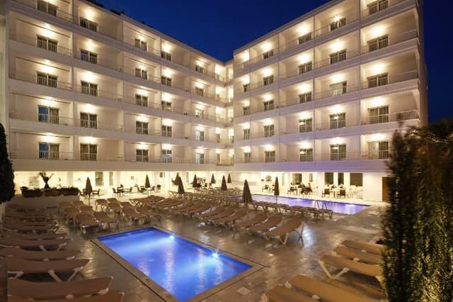 DOUBLE SINGLE USE POOL VIEW