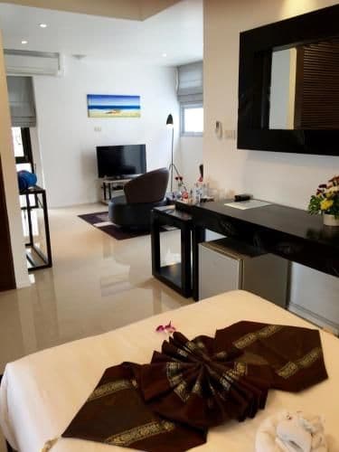 Deluxe Twin Suite with Partial Sea View