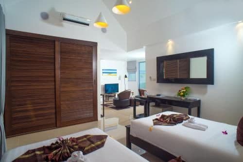 Deluxe Twin Suite with Partial Sea View