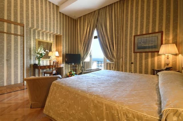 Double or Twin DELUXE KING BED