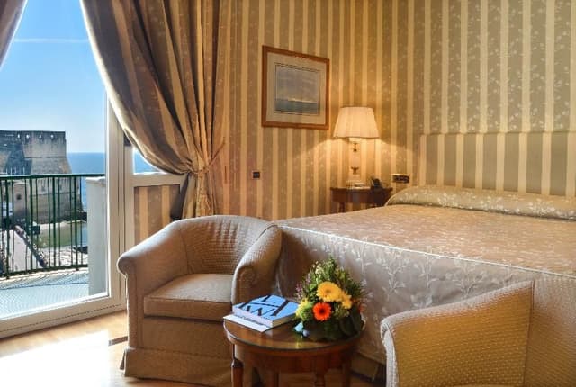 Double or Twin DELUXE KING BED
