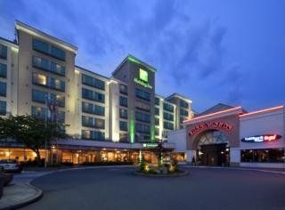 Holiday Inn Vancouver Airport3