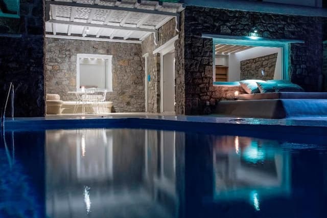 SUITE WITH PRIVATE POOL