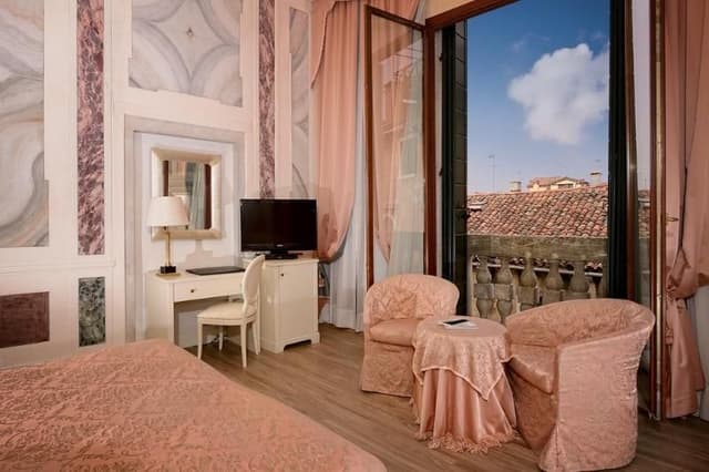 JUNIOR SUITE CANAL VIEW
