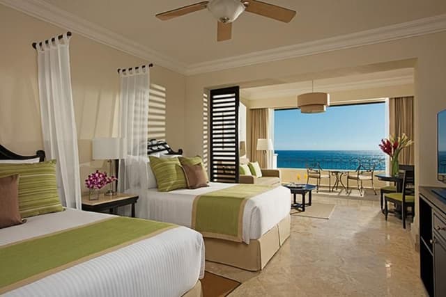 SUITE CLUB TWO QUEEN BEDS