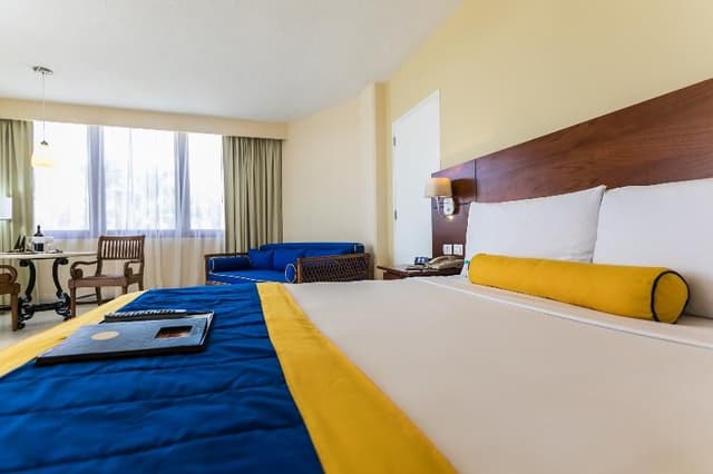 JUNIOR SUITE OCEAN VIEW KING BED