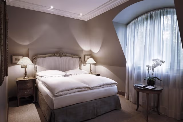 DOUBLE DELUXE KING BED