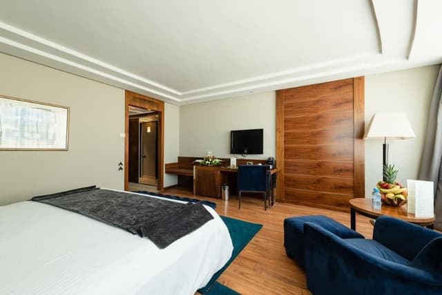 DOUBLE DELUXE KING BED