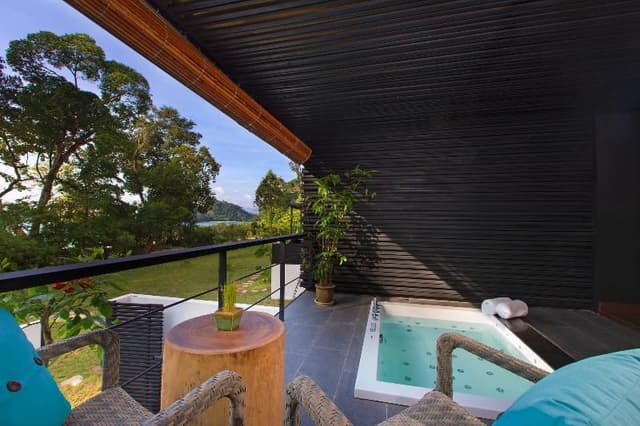STUDIO WITH JACUZZI