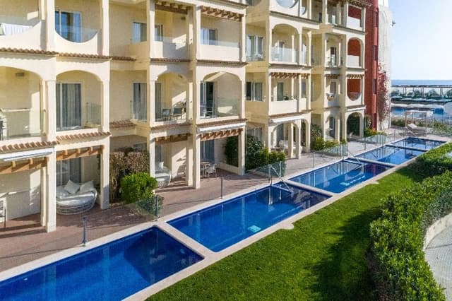 APARTMENT POOL VIEW