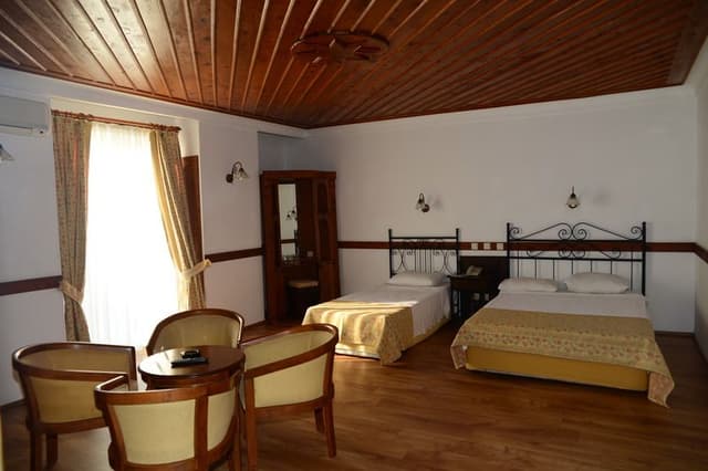 FAMILY ROOM CONNECTING ROOM