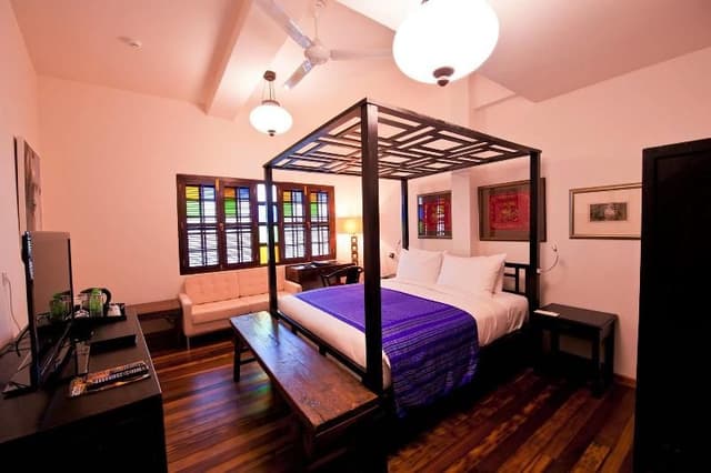 DOUBLE DELUXE KING BED