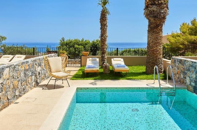 STUDIO WITH PRIVATE POOL