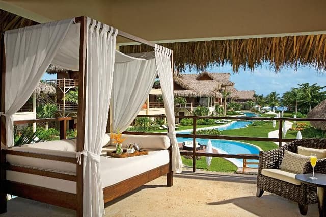 JUNIOR SUITE POOL VIEW